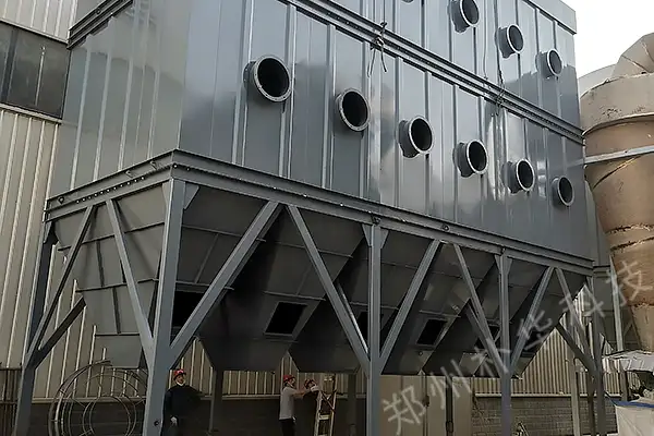 郑州新材料加工配套的672袋除尘器现场施工中 郑州新材料加工配套的672袋除尘器现场施工中