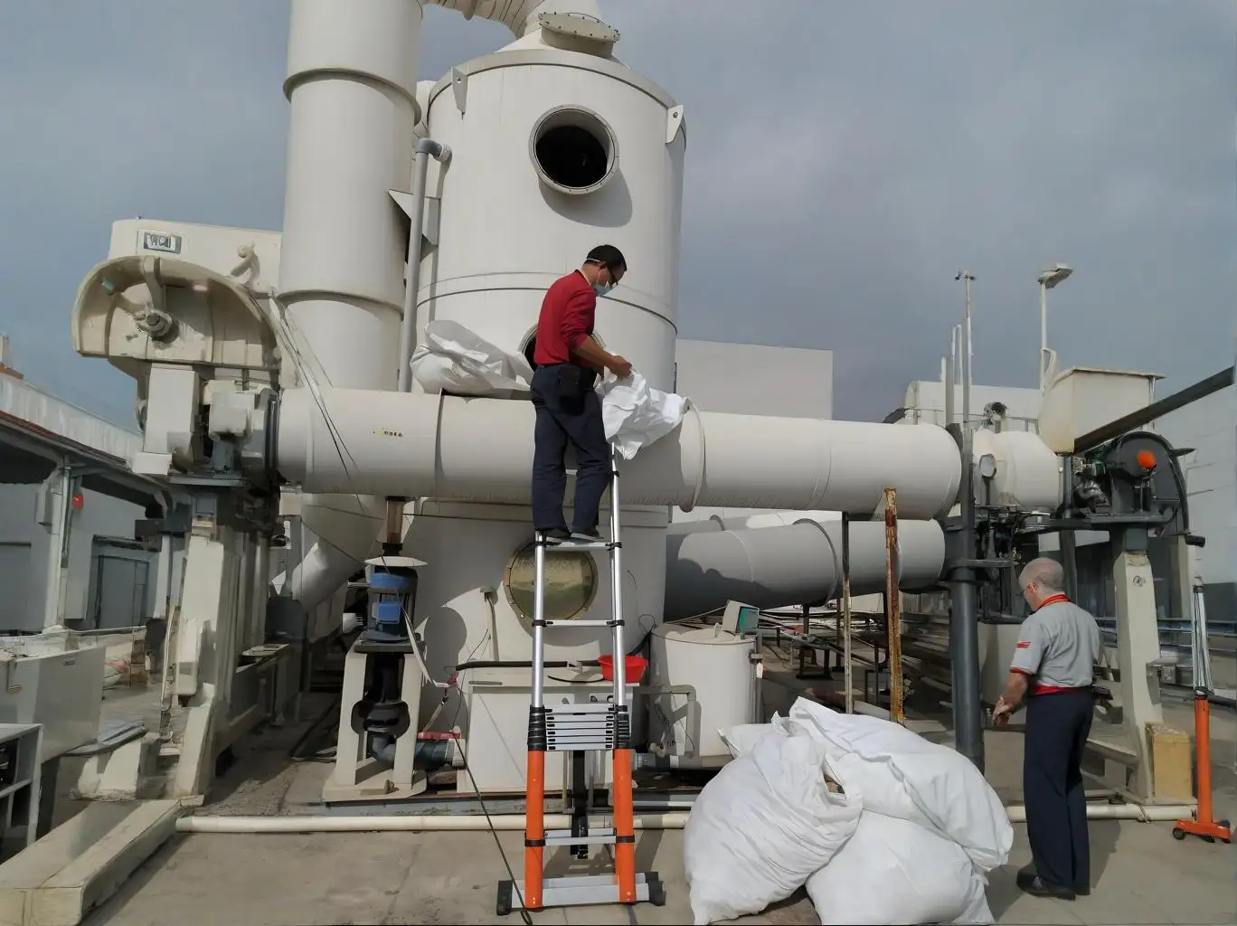 喷淋塔维护保养现场操作图