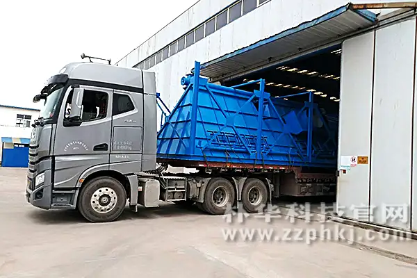 6月25日上午,载着橡胶厂除尘器设备的货车使出车间