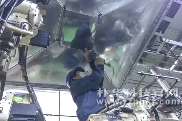 打磨工位全部密封,顶部安装吸尘罩