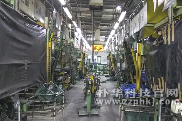 客户生产加工车间工位全部密封,顶部设置吸尘罩